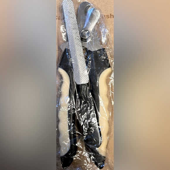 NIB~Self Cleaning Cat/Dog Pet Brush w/Nail Clippers & File Kit - Picture 12 of 15